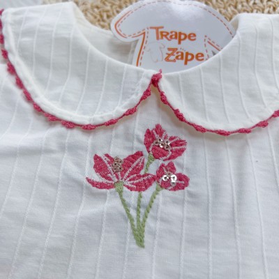 Conj. Blusa Manga Longa 3 Flores Gola Bordada e Calça com Botões Dourados - Off White e Goiaba